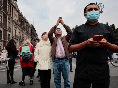 Un grupo de personas en los alrededores del Zócalo de Ciudad de México, tras el sismo del pasado 7 de diciembre.