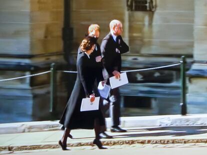 Guillermo y Enrique, con Kate Middleton, de camino al castillo de Windsor tras el funeral.