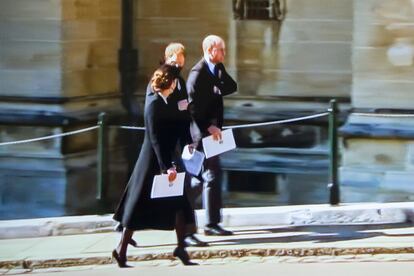 Guillermo y Enrique, con Kate Middleton, de camino al castillo de Windsor tras el funeral.