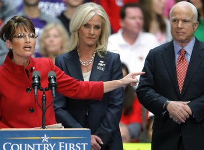 Sarah Palin, la candidata republicana a la vicepresidencia, en un mitin junto con el candidato a la presidencia John McCain y su mujer Cindy McCain en Columbus, Ohio.