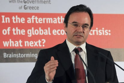 El ministro griego de Economía, George Papaconstantinou, pronuncia un discurso durante una conferencia.