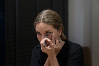 "Salvo excepciones siempre suelo maquillarme y peinarme yo misma. Y aunque puedo disfrutar cuando se encargan profesionales en sesiones de foto o rodajes, para los directos prefiero ocuparme yo directamente".