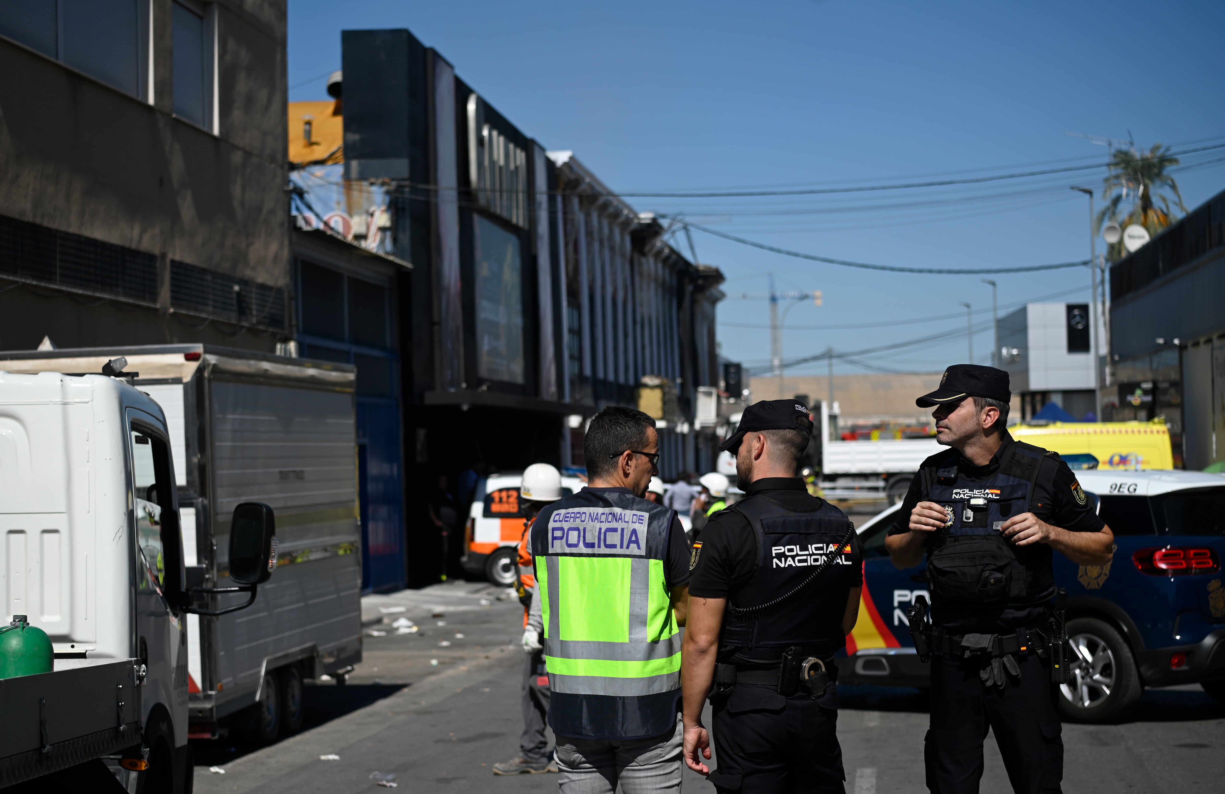 Tres policías en la calle donde tuvo lugar el incendio de las discotecas de Murcia. Archivo.
