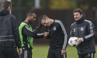 Ashley Cole bromea con Azpilicueta.