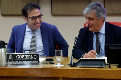 El ministro de Economía, Carlos Cuerpo (i), comparece en el Congreso de los Diputados.