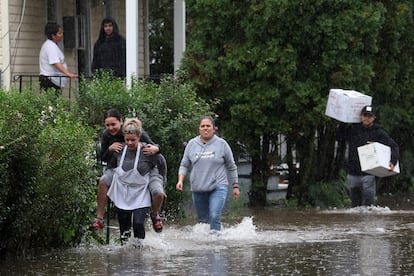 Residentes de Mamaroneck (Nueva York) caminaban el viernes por una calle inundada.