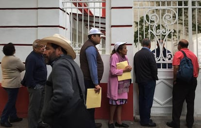 Seguidores frente a la casa de transición de López Obrador 