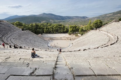 Teatro de Epidauro (Grecia). No se sabe exactamente cuándo subió alguien por primera vez a un escenario para interpretar un personaje, pero debió de ser en torno al siglo V antes de Cristo cuando apareció el 'theatron' griego, el “lugar donde se mira”. El gran teatro de Epidauro data del siglo IV a.C. y se considera uno de los mejor conservados de la Antigüedad. En sus gradas podían sentarse hasta 14.000 personas que, gracias a la extraordinaria acústica, oían los rumores en el escenario. En verano se sigue utilizando para festivales escénicos. 