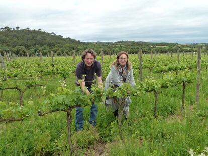 Guy Jones y María J. Polanco, entre las viñas de Sota els Àngels, en el Baix Empordá (Girona).