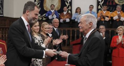 Mendoza recibe el Cervantes de manos de Felipe VI en Alcalá de Henares (Madrid).