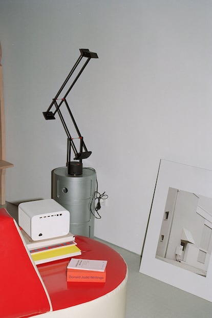 Una lámpara Tizio, de Richard Sapper para Artemide, sobre una mesa Componibili, de Kartell, ambas, de muebles AoC (Madrid).