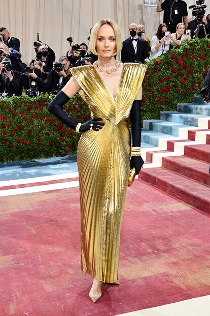 La supermodelo Amber Valletta se decantó por un vestido plisado dorado vintage de Azzaro.