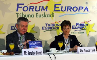 El comisario europeo Karel de Gucht junto a la consejera vasca Arantza Tapia.