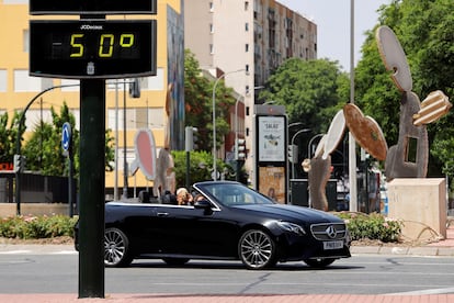 Un coche pasa junto a un termómetro en Murcia, donde a las 16.10 se han registrado 46,1 grados.