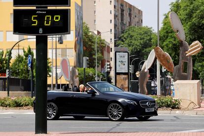 Un coche pasa junto a un termómetro en Murcia, donde a las 16.10 se han registrado 46,1 grados.