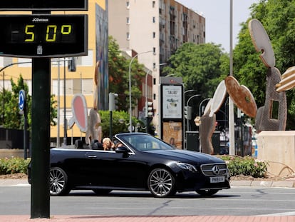 Un coche pasa junto a un termómetro en Murcia, donde a las 16.10 se han registrado 46,1 grados.