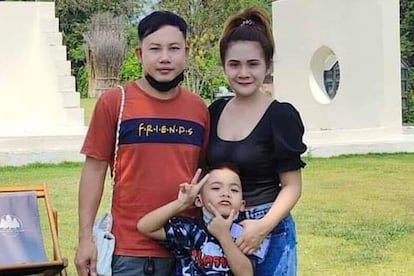 Esta foto sin fecha, proporcionada por el Foro de Familias de Rehenes, muestra a Nattapong Pinta con su esposa e hijo.