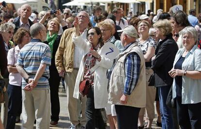 Un grupo de turistas escucha a su gu&iacute;a en Valencia