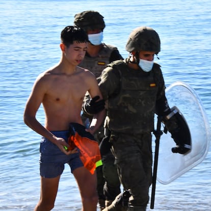 Dvd 1054 (19-05-21). Migrantes en la playa del Tarajal en Ceuta, este miércoles.