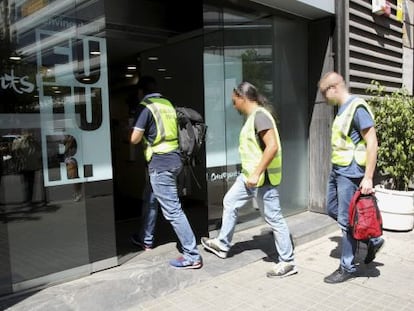 La Guàrdia Civil entrant a la seu de Convergència, divendres