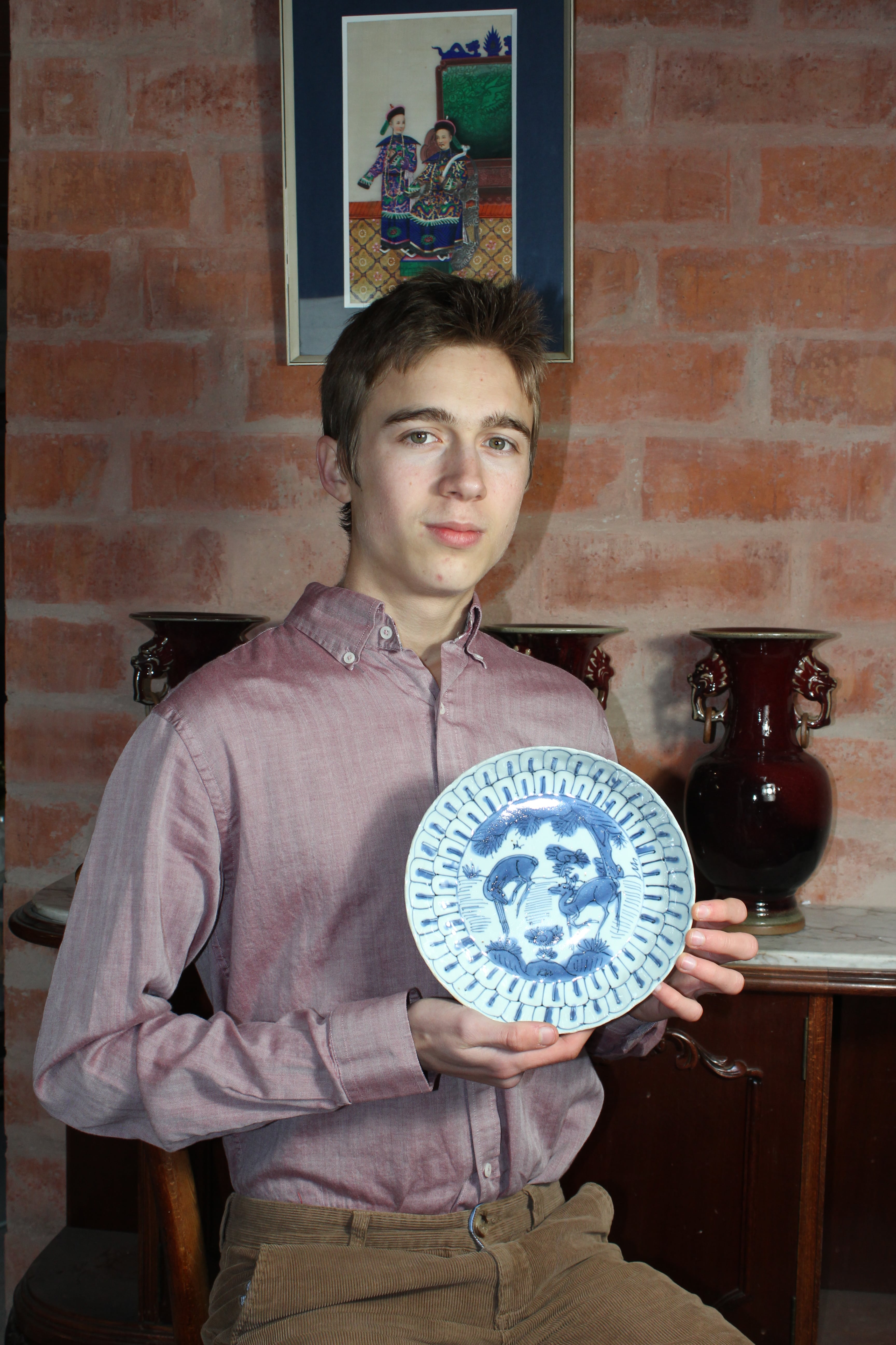 El barcelonés de 18 años que vende tesoros de la dinastía Ming en Instagram: “Lo que te hace anticuario no es tu edad, sino la de tus piezas”