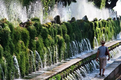 Ejemplo magistral de jardín italiano, con una abrumadora sucesión de esculturas (que reutilizan el mármol de la villa romana de Adriano), grutas (como la de Diana), fuentes (la más famosa, la Fontana dell’Ovato), juegos de agua y música. Los <a href="http://www.villadestetivoli.info/indexe.htm" target="_blank">jardines de la Villa d'Este</a>, en <a href="https://elviajero.elpais.com/elviajero/2018/03/16/actualidad/1521214775_299887.html" target="_blank">Tívoli, cerca de Roma</a>, han sido modelo para réplicas de edén manieristas y barrocas en toda Europa. Son, junto a su palacio, joya del Renacimiento y patrimonio mundial. El sueño del cardenal Hipólito II (hijo de Lucrecia Borgia) hecho realidad por el paisajista Pirro Ligorio, que se inspiró en los jardines colgantes de Babilonia para organizar una serie de terrazas que se conectan y pasean a través de escalinatas y pendientes.