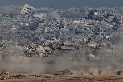 Un tanque israelí en la franja de Gaza, visto desde la frontera con Israel, el 6 de julio