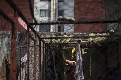 Martha tiende ropa en la azotea de su edificio al sur de Ciudad de México. Ella es arquitecta y trabaja desde casa desde hace varios días. Su rutina diaria se desarrolla dentro del mismo edificio donde vive.