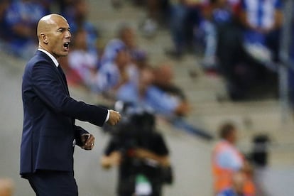 El entrenador del Real Madrid Zinedine Zidane durante el partido contra Espanyol.