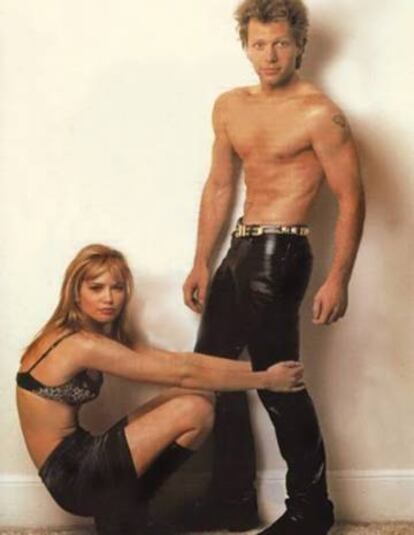 El cantante y la 'top model' argentina Valeria Mazza protagonizaron una campaña para Versace en 1997.