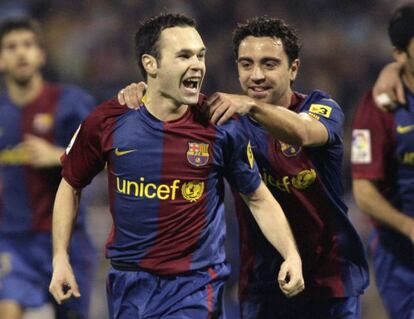 Xavi com Andrés Iniesta, durante o partido da Copa do Rei ante o Saragoça