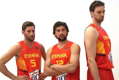 Rudy Fern&aacute;ndez, Sergio Llull y Pau Gasol, en la presentaci&oacute;n de la nueva equipaci&oacute;n de la selecci&oacute;n