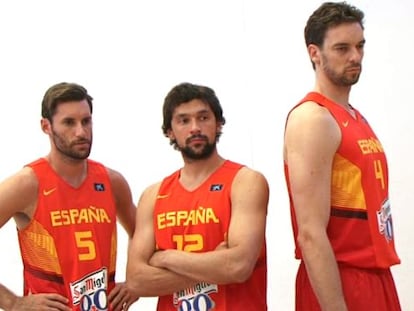 Rudy Fern&aacute;ndez, Sergio Llull y Pau Gasol, en la presentaci&oacute;n de la nueva equipaci&oacute;n de la selecci&oacute;n