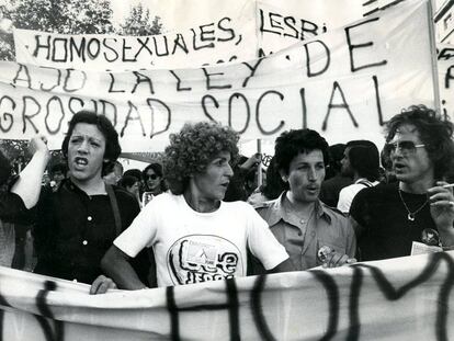 Un grupo de transexuales encabezando la primera celebración del Día Internacional de la Liberación Homosexual en Madrid, el 25 de junio de 1978, con una pancarta en la que se pedía la derogación de la ley de Peligrosidad Social.