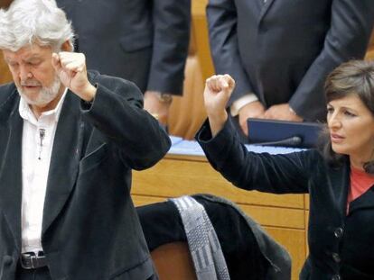 Xosé Manuel Beiras y Yolanda Díaz escuchan el himno gallego durante la sesión constitutiva del del Parlamento