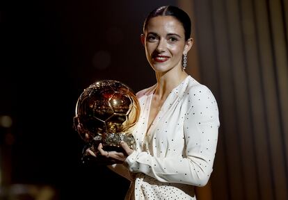 Aitana Bonmatí, con el Balón de Oro el pasado 28 de octubre en París.