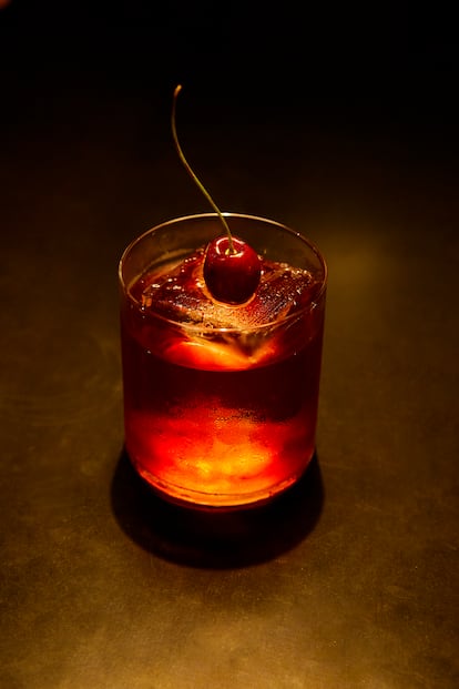 El cóctel Lady Malvina, versión del Negroni con cerezas asadas que se elabora en el bar Moebius, abierto en 2019 en Milán.