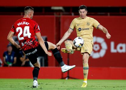 Robert Lewandowski controla al balón ante Valjent en el Mallorca-Barcelona.