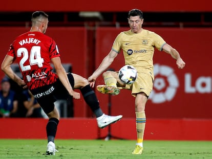 Robert Lewandowski controla al balón ante Valjent en el Mallorca-Barcelona.