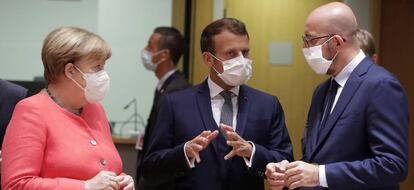 La canciller alemana, Angela Merkel, el presidente francés Emmanuel Macron y el presidente del Consejo Europeo, Charles Michel, antes del comienzo de la cumbre.