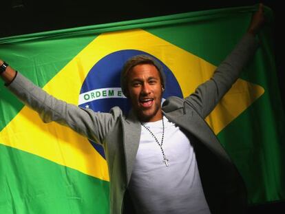 Neymar, envuelto en la bandera de Brasil.