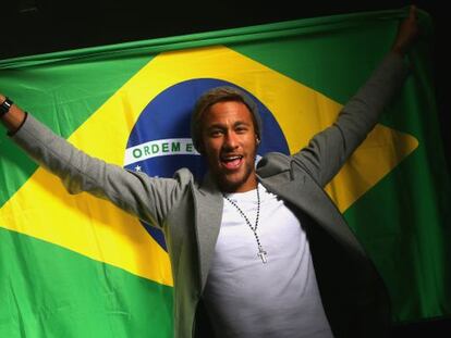 Neymar envolto na bandeira de Brasil.