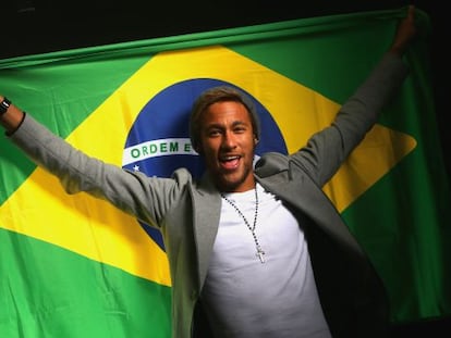 Neymar envolto na bandeira de Brasil.