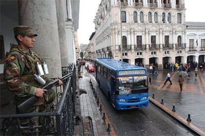 Un soldado vigila uno de los balcones del palacio de gobierno, ayer  en Quito.