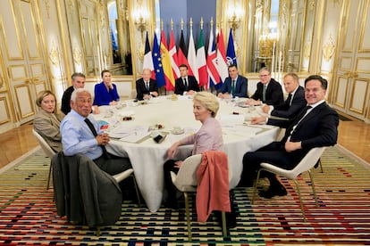 Encuentro de los principales líderes europeos convocados por el presidente francés, Emmanuel Macron, al fondo en el centro, este lunes en París.