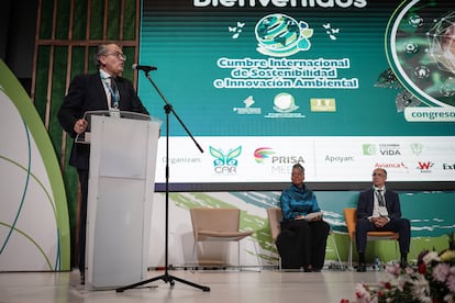 Fernando Carrillo (icepresidente de PRISA), Aurora Vergara (ministra de Educación de Colombia) y Francisco Cuadrado (presidente ejecutivo de Santillana), durante la entrega de la donación de Santillana a escuelas en territorios de Colombia.