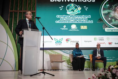 Fernando Carrillo (icepresidente de PRISA), Aurora Vergara (ministra de Educación de Colombia) y Francisco Cuadrado (presidente ejecutivo de Santillana), durante la entrega de la donación de Santillana a escuelas en territorios de Colombia.