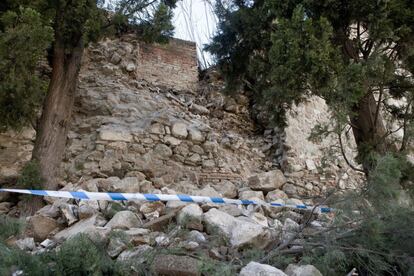 Un trozo de la muralla de Talavera de la Reina tras desprenderse por el fuerte viento, el 5 de febrero de 2017. 
