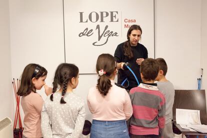 Adrián Heredero, de Esgrima Heredero, enseña a los niños a manejar la espada durante uno de los talleres.