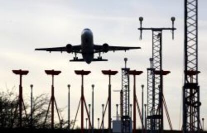 Avi&oacute;n despegando del aeropuerto de Luton.